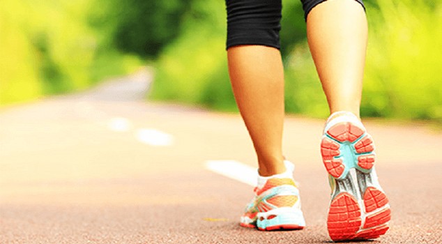 Lee más sobre el artículo Los sorprendentes beneficios para la salud de caminar hacia atrás