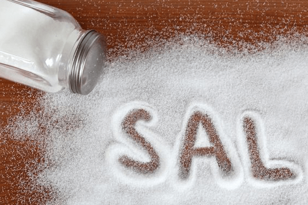 Lee más sobre el artículo Reducir una cucharadita de sal de la dieta diaria es tan efectivo como los medicamentos para la tensión arterial