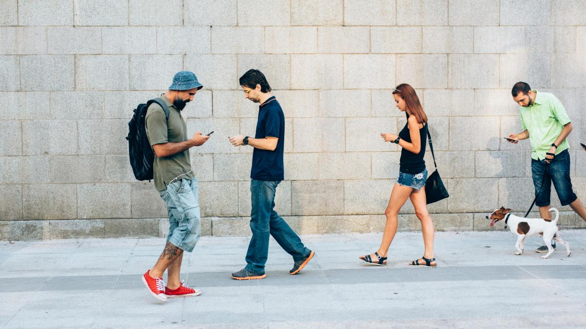 En este momento estás viendo ¿Por qué es mejor evitar el celular mientras caminamos?
