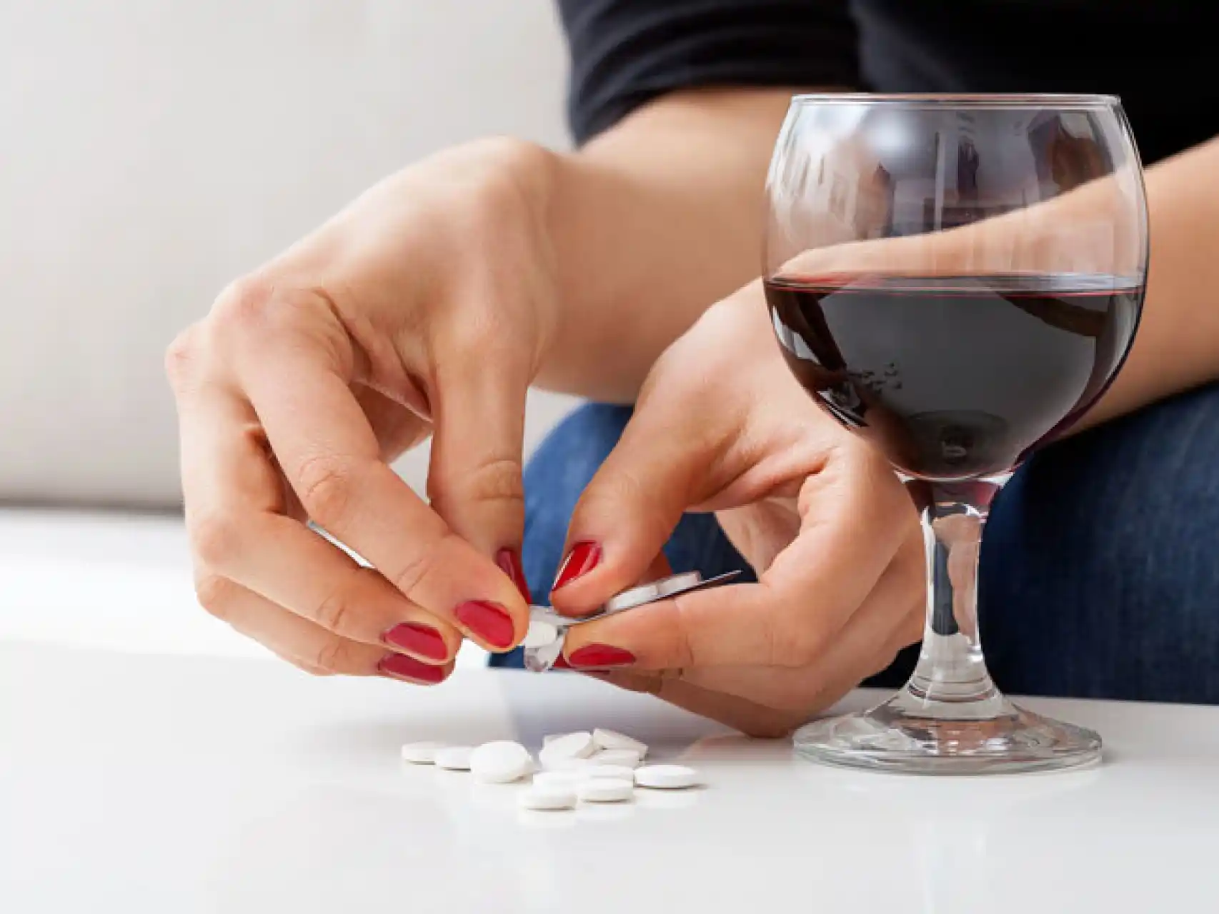 Lee más sobre el artículo Descubre los riesgos de tomar alcohol y antibióticos